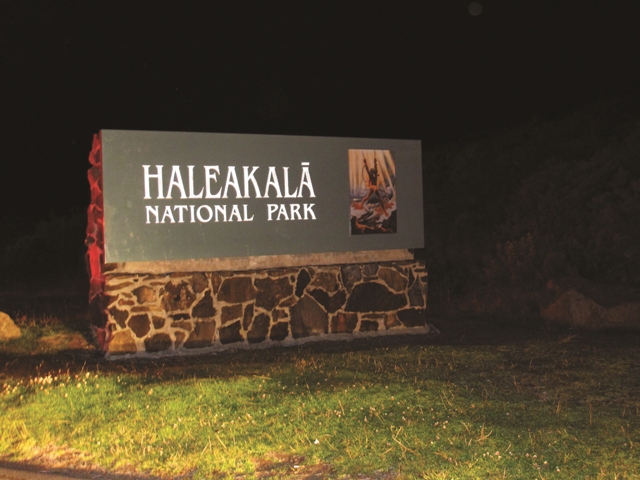 海勒卡拉國家公園的起點，旁邊的圖像為夏威夷傳統故事的圖畫／吳家楨攝