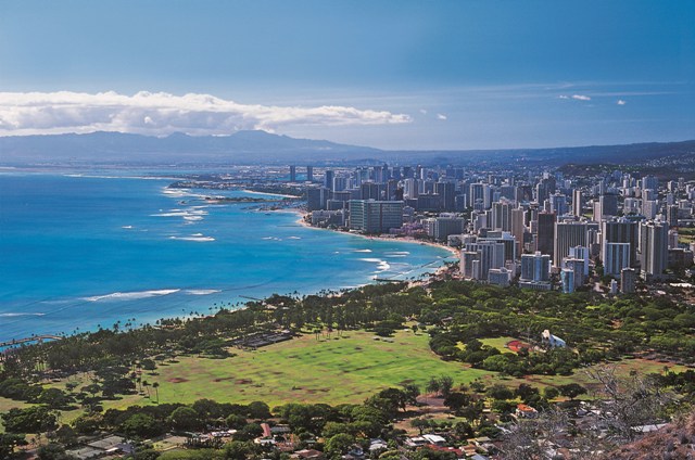 由Diamond Head眺望歐胡島著名的威基基（Waikiki）海灘／謝瑞珍攝