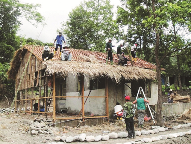 以傳統工法興建中的竹屋／藍姆路攝