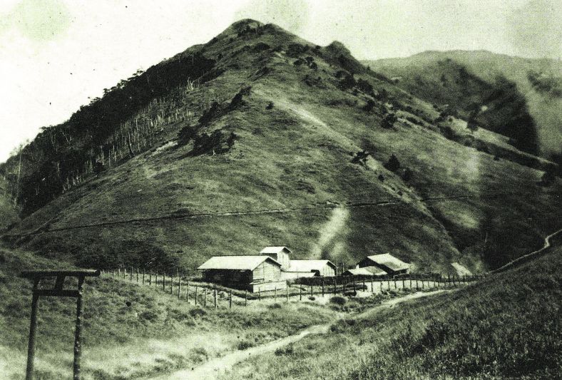 日治時期八通關警察官吏駐在所,後方山腰路線為往花蓮之八通關越道/玉管處提供