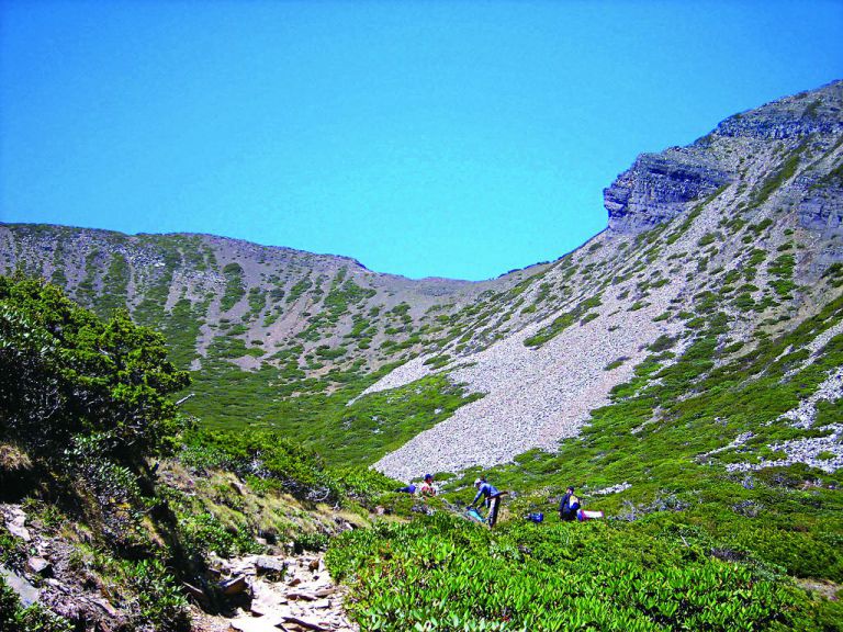 雪山1號圈谷─鹿野忠雄曾在此住宿,僅靠剝製標本的鼠肉為食,他大膽推斷臺灣曾有冰河地形,直至近年才獲得證實/楊南郡攝