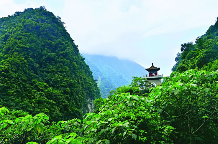 立在長春祠步道最高點的鐘樓