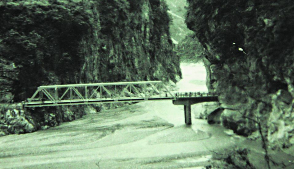 民國48年改建前的長春橋就架在原有的水泥橋上/金尚德提供