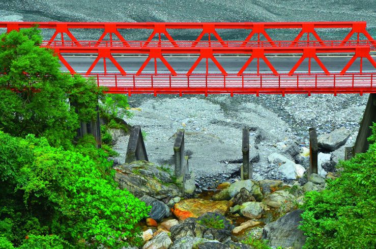 春暉橋下方可見中橫開路初期舊橋墩