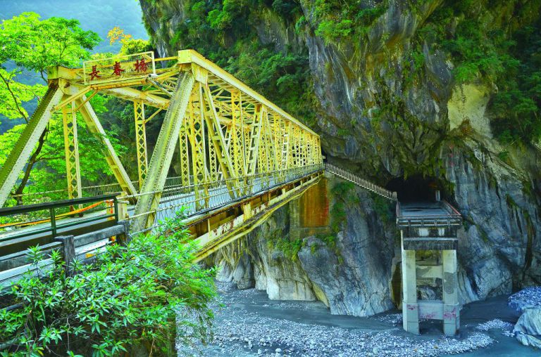 民國102年的長春橋,從橋頭可以看到彌陀巖