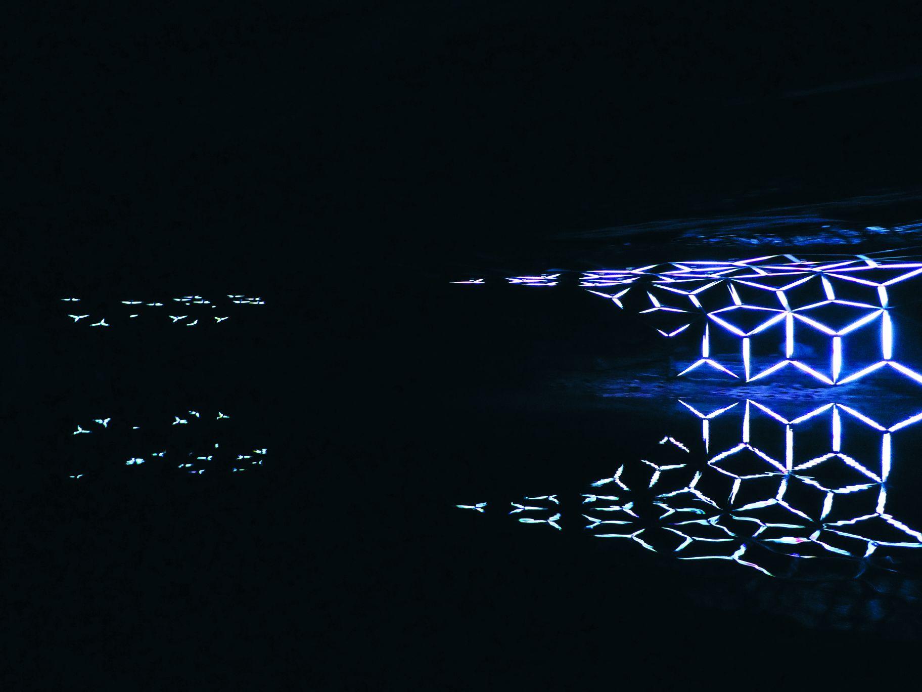 鏡湖中的鹵水映照著幻化的燈光