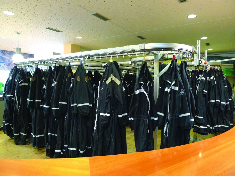 進入地底鹽礦換上工作服,以便在12℃的環境中保暖