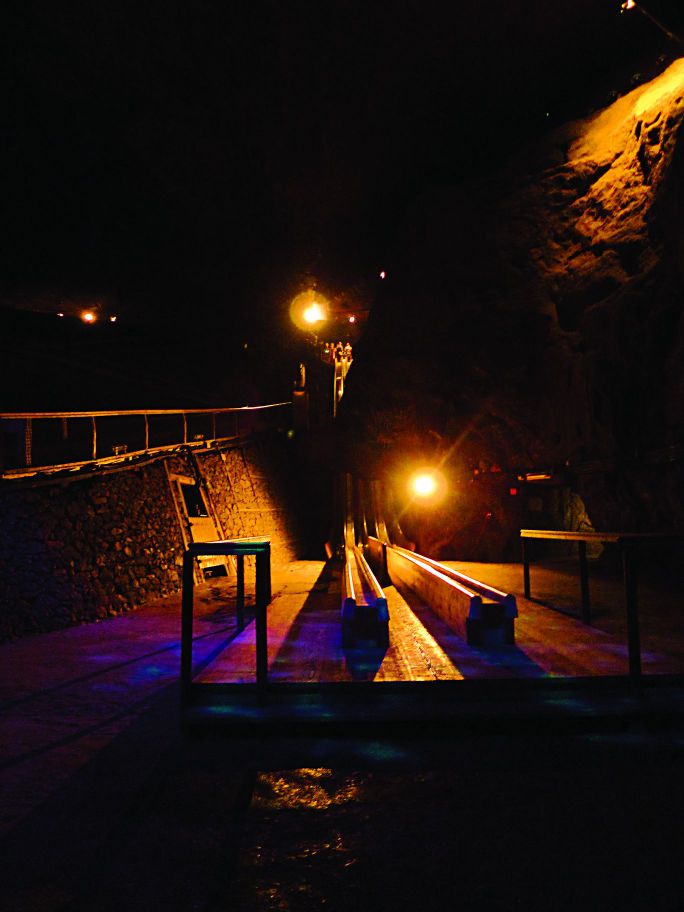 鹽礦第一座滑梯銜接地底鹽礦大廳
