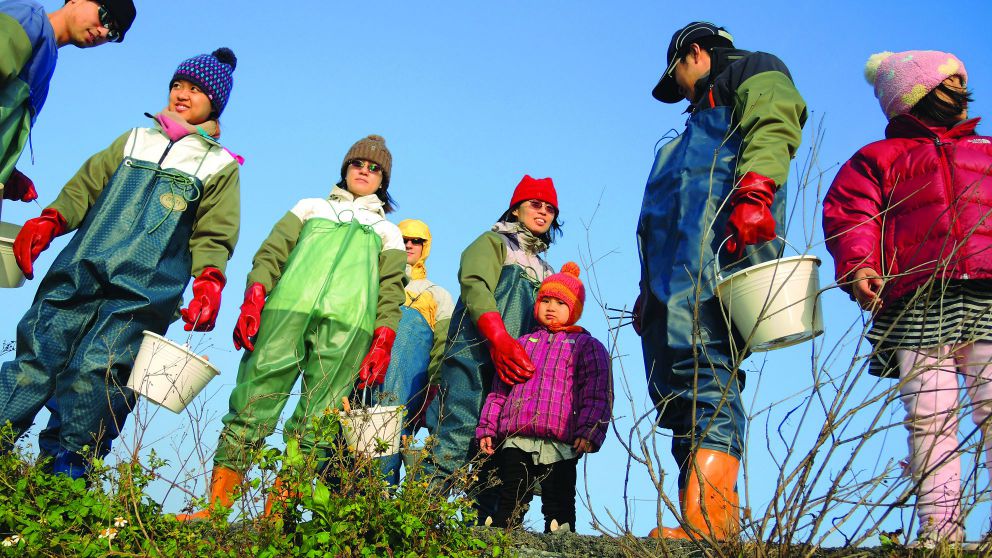 觀樹教育基金會帶領大人小孩親近濕地生態