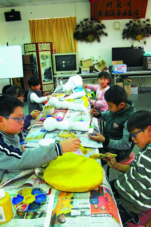 小朋友們正為濕地藝術節親手製作小型藝術品