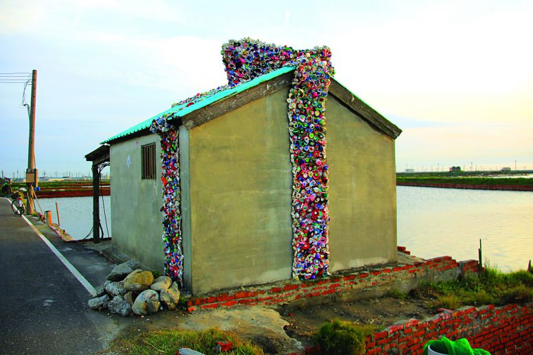 魚寮被藝術家包上回收材料製成的緞帶,成為送給大家的禮物