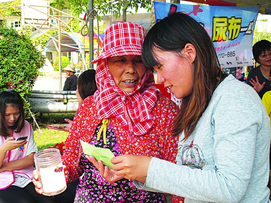 為拉進與養殖戶們的距離,基金會為養殖戶們檢驗池中水質