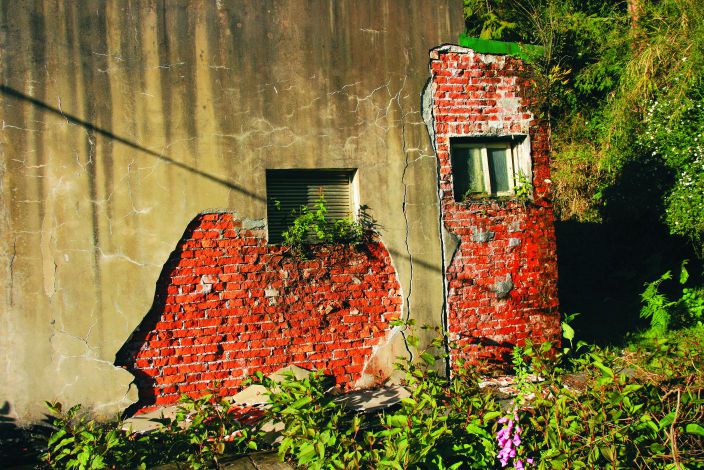 因地滑造成外牆開裂的觀高登山服務站／張嘉榮攝