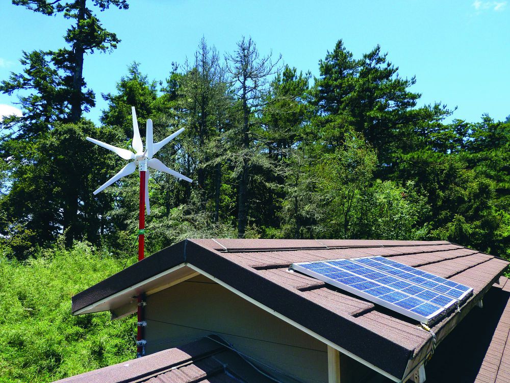新雲稜山屋太陽能與風力發電／林根德攝