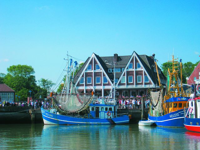 港口碼頭邊的拖網漁船,以及絡繹不絕的遊客