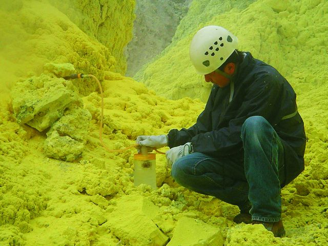 噴氣孔直接採集氣體樣品／林正洪提供