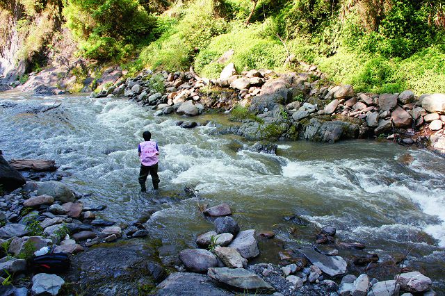 研究人員觀測調查溪流狀況／雪管處提供