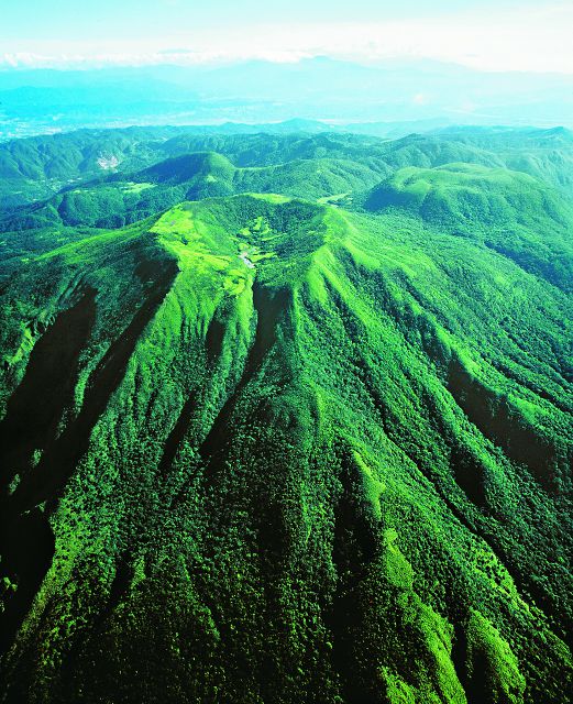 磺嘴山有著大屯火山群最美的火山錐狀山形／陽管處提供