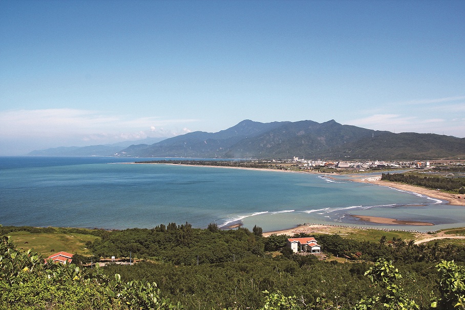 墾丁龜山遠眺恆春半島西側海岸／杜虹提供 