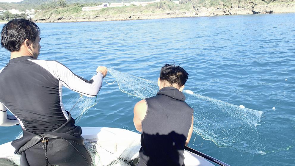 墾丁國家公園中後壁湖海上巡守魚網拆除／墾管處提供