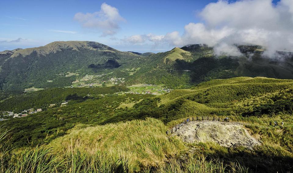 攀登七星山步道，沿途可賞硫礦坑，也可遠眺大屯山／楊懷智攝 