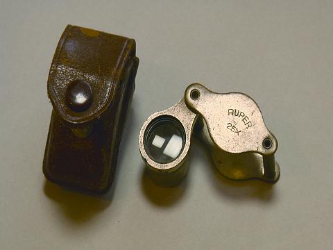 岡本觀察礦石的放大鏡 