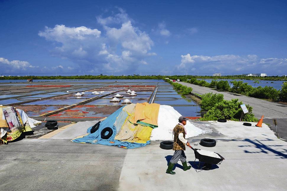 安順鹽田紅色的瓦盤底質/王素滿