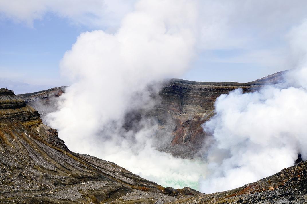 中岳第一火山口,直徑600m、深130m,蒸氣瀰漫詔告著活火山的身分/Rinka攝