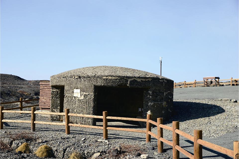 火山口附近建有避難碉堡,以應付突然噴發的狀況/卡芙卡攝