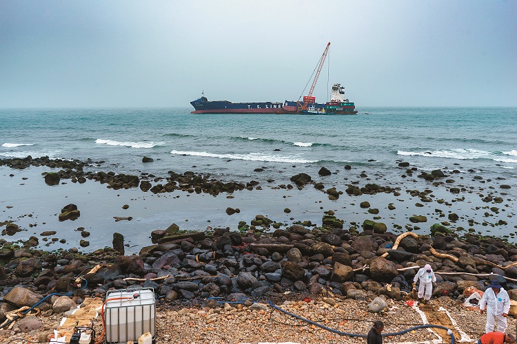 翔德臺北號擱淺石門外海造成油汙外漏／楊懷智攝