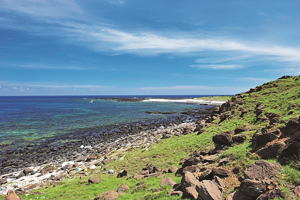 美麗的西吉島海岸也受到海漂垃圾的侵擾／一筆攝 