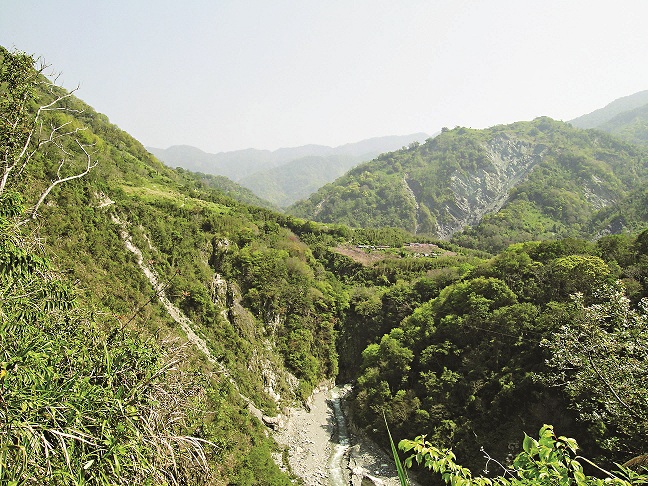 山里遺址位於立霧溪支流陶塞溪中游右岸之河階地上，現為梅園村落／太管處提供