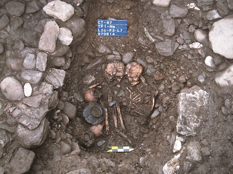 崇德遺址墓葬出土遺骸與兩組陪葬品／太管處提供