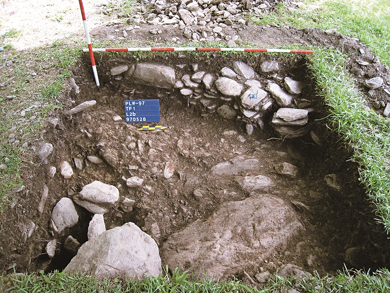 普洛灣遺址探坑出現礫石堆砌的結構遺跡／太管處提供