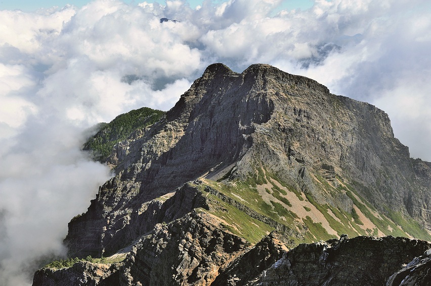 在眾人努力之下,才能保有今日玉山國家公園美麗的山林/何小綠攝