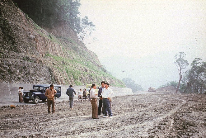 謝孝同等人至新中橫公路施工現場現勘/郭瓊瑩提供