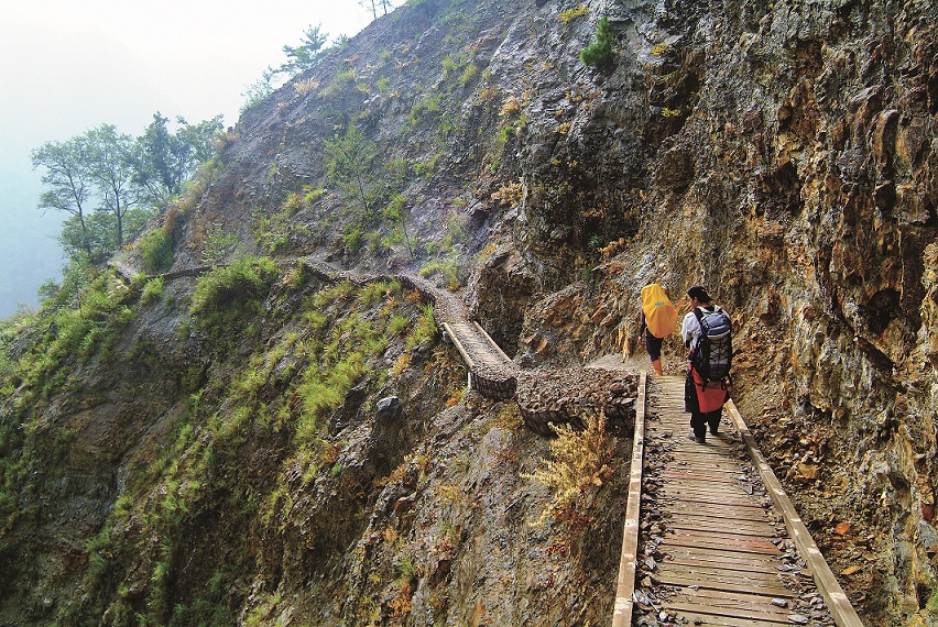謝孝同老師與學者共同建言停建新中橫通過八通關的玉山─水里段計畫/何小綠攝