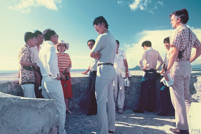 謝孝同(右一)與關心生態環境的有志之士們至墾丁西海岸進行現勘/郭瓊瑩提供