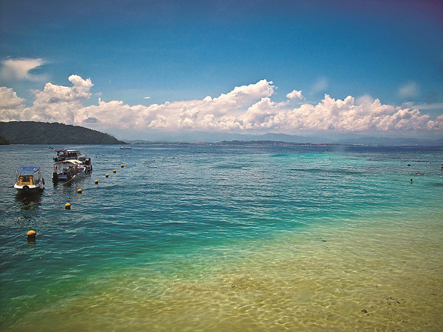 東姑阿都拉曼公園是馬來西亞第一座海島型國家公園，範圍內共有5個小島，圖為第三大的沙比島(Palau Sapi)，經過事先申請後，可在島上露營、生營火／Ng Lg（黃連業）攝
