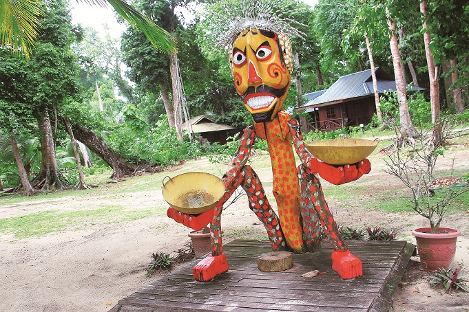 迪加島上的木雕充滿著南國的色彩與張力／陳怡珊攝