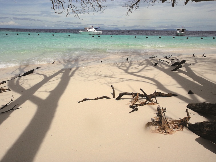 西巴丹島是由珊瑚礁覆蓋在死火山椎上所形成的，珊瑚礁形成的白沙環繞小島，離岸不到2公尺處，水深從3公尺陡降至600公尺，水面可清楚看見海水的顏色由淺藍轉為深藍／湯谷明攝