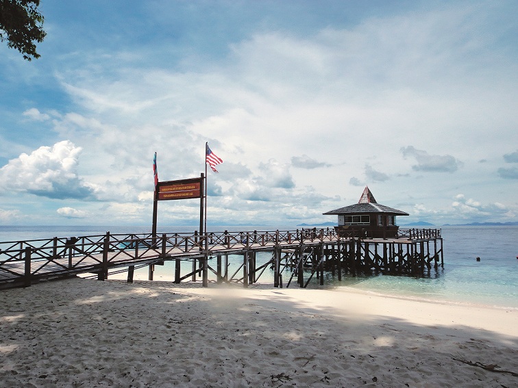 西巴丹島登島停靠船隻的碼頭相當簡易，僅供人員上下岸，船隻即駛離到鄰近固定位置錨點繫上繩索固定，不需為了每艘船隻都能停靠而有過大的港區設施／湯谷明攝