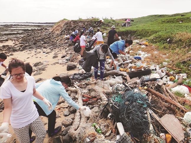 撿不完的海岸垃圾是對於海洋環境惡化最深刻而直接的體驗