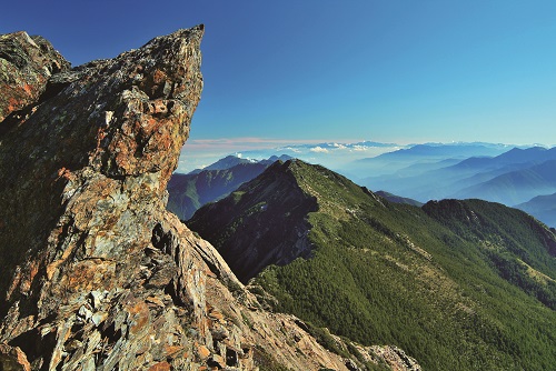 西元1990年,日本學者鳥居龍藏與森丑之助,成為有正式記錄攀抵玉山主峰峰頂的第一支隊伍。