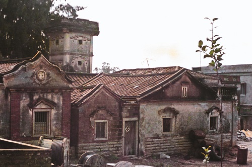 歷經繁華落盡的滄桑歲月─長期的治安動盪,多數的歸僑並未能安然定居家鄉。這些反映 僑匯時代背景的洋樓群,隨著歲月的物換星移,日益荒蕪頹敗。(攝於1984 年)