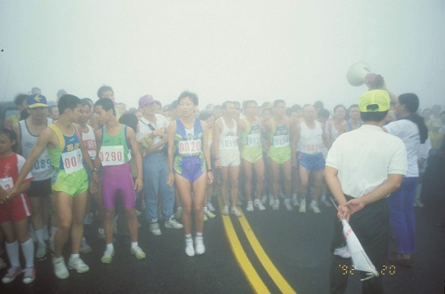 第1 屆陽明山國家公園盃路跑賽在霧中開跑／陳 建州攝（陽管處提供） 