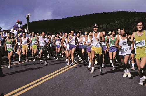 第3 屆至陽明山國家公園盃路跑賽路跑賽，路線由小油坑至軍事管 制區的竹子山道路折返，全程為9.4 公里／呂理昌攝（陽管處提供）