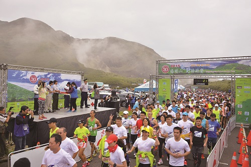 2015 年陽明山越野路跑賽，路線維持在道路範圍／張榮欽攝（陽管處提供） 