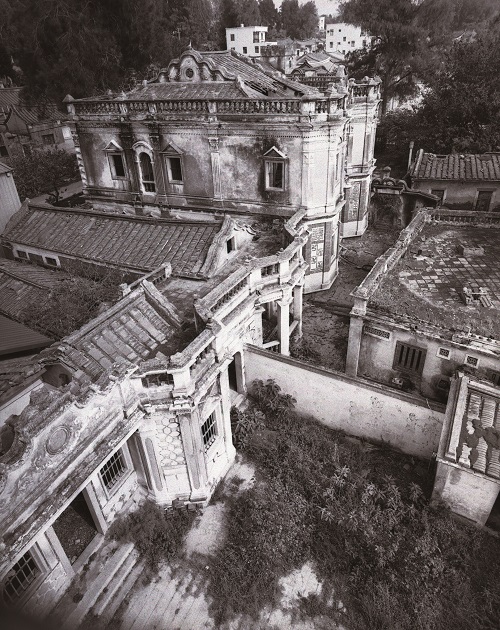 整修前的黃輝煌洋樓─從得月樓頂層俯瞰 未整修前的黃輝煌洋樓,拍攝於1997 年。