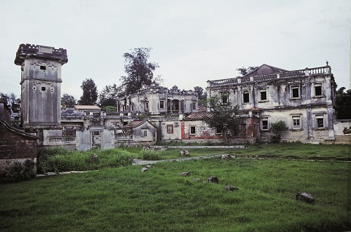 得月樓及黃輝煌洋樓的修復─金門國家公園商請水頭鄉親,親赴印尼協調黃輝煌後人,促成所有權人同意進行整修工程,並於2007 年4 月起開工,同年12 月底竣工